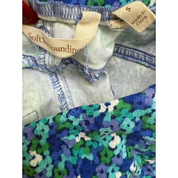 Soft Surroundings small blue floral pull on pants capri length back pockets - Picture 6 of 8